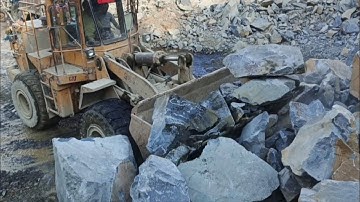 Heavy machine rocks loading in action; caterpillar loader 966F rock loading trolleys#video#rock#cat