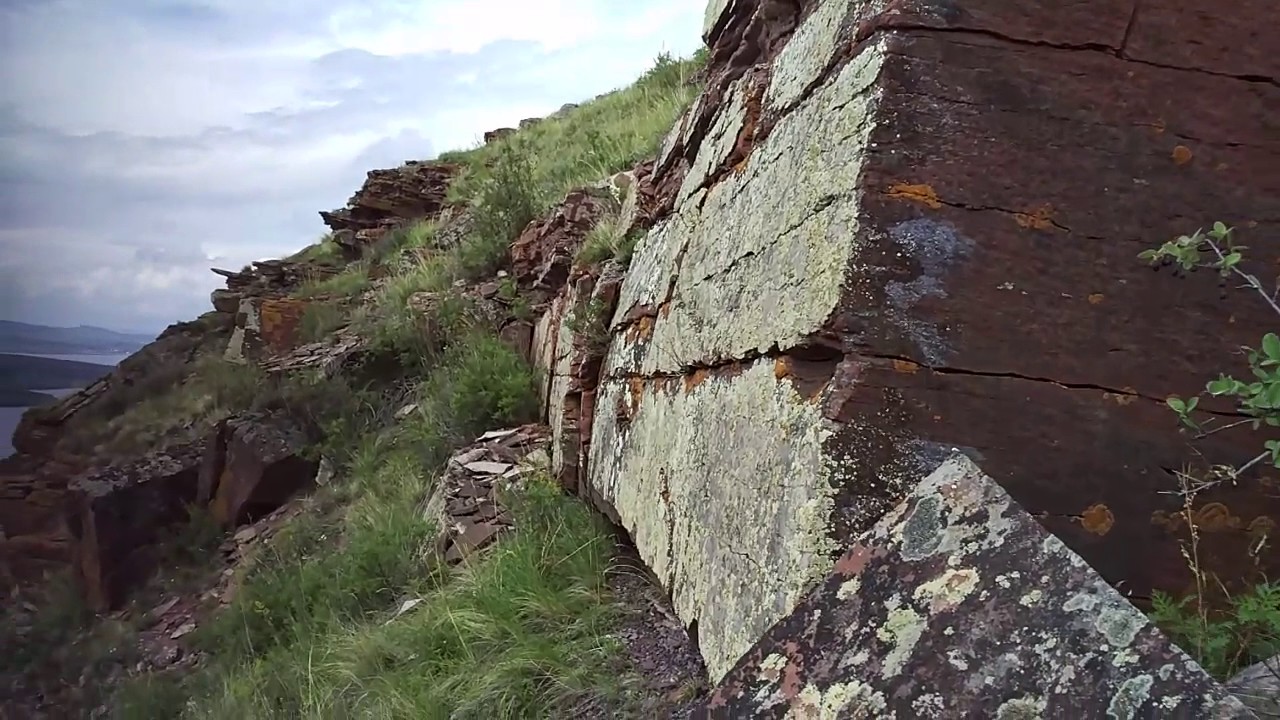 каменные плиты хребет. каменный мегалит. мегалиты кольского полуострова. каменные плиты хребет. каменные плиты хребет.