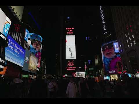 « L'artiste sans visage » Banksy va-t-il répondre à l'appel pour les animaux de compagnie? Une parodie unique de l'œuvre célèbre « No Ball Games » est diffusée à Times Square, New York