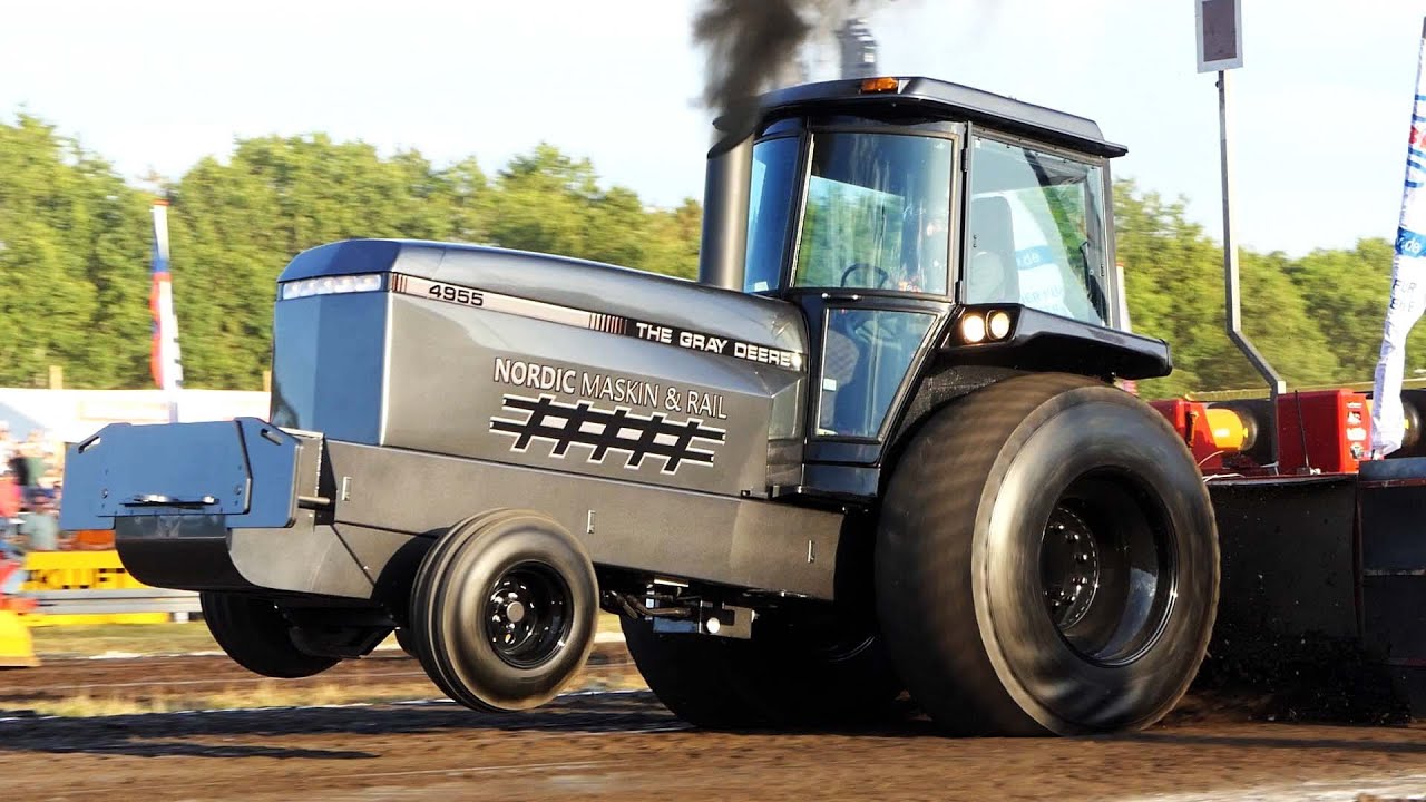 John Deere Pullers in Different Colours than John Deere Green Tractor