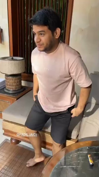 FADIL BUKA CELANA DI DEPAN KEANU