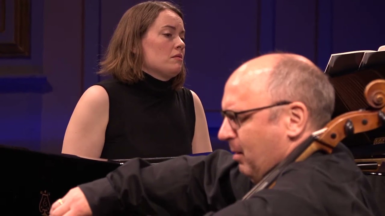 Warm life at the foot of the iceberg