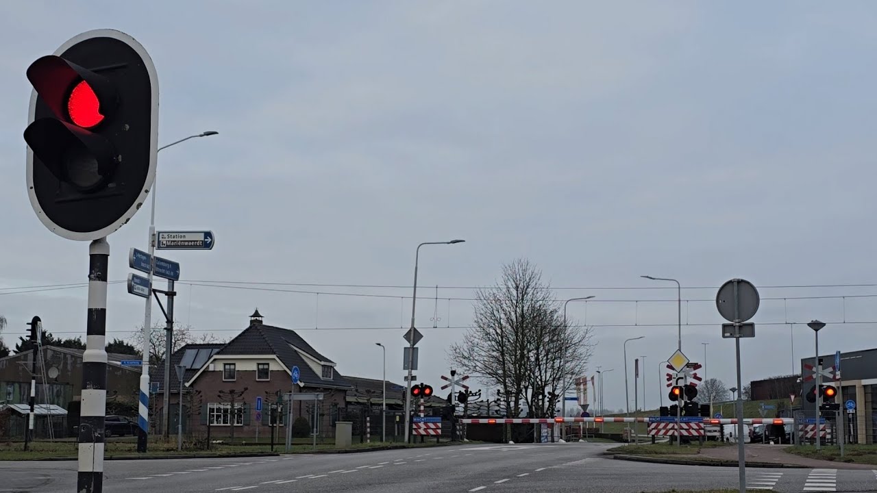 Spoorwegovergang Beesd // Dutch Railroad Crossing 