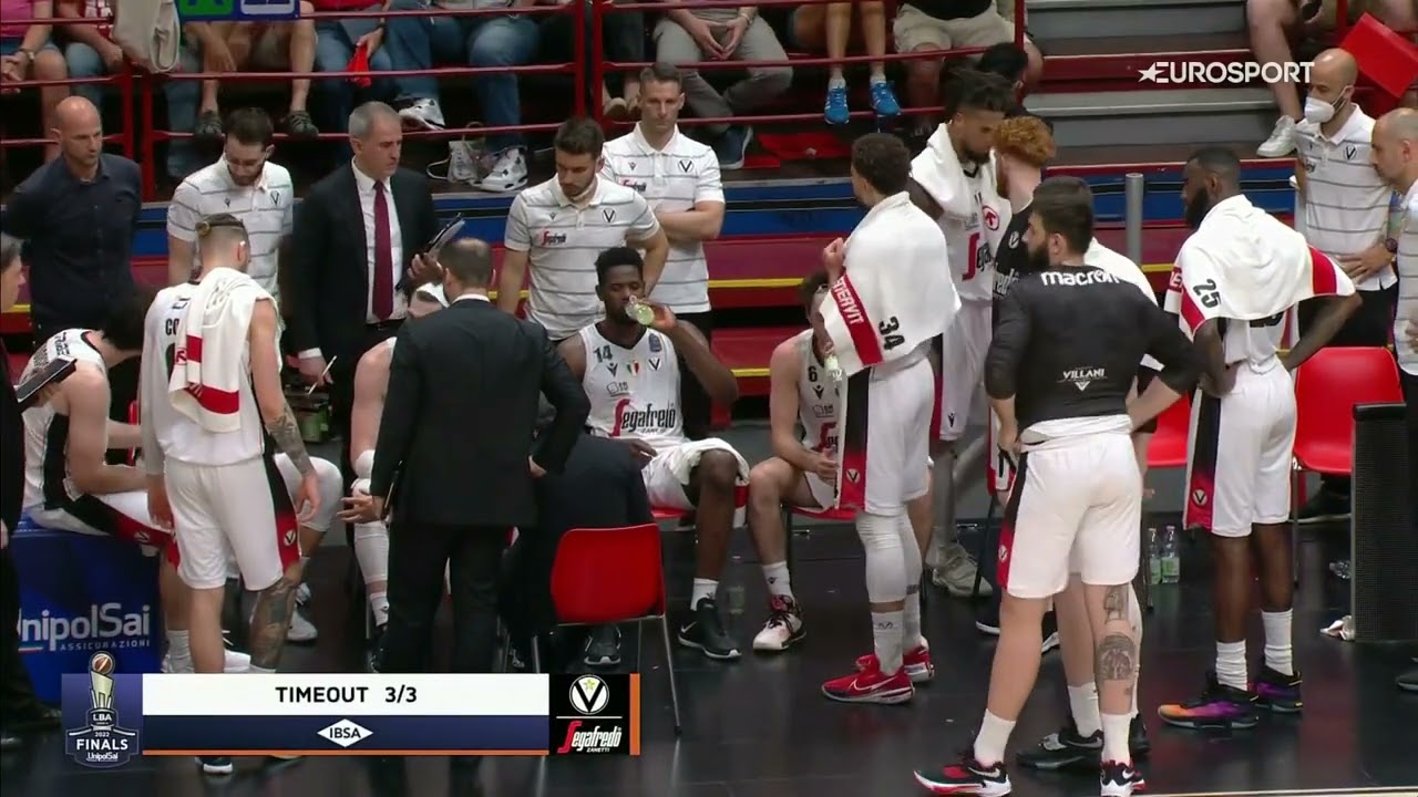 Daniel Hackett really likes Scariolo's timeout - YouTube