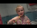 Детская электрическая зубная щетка обзор, чистим зубки...