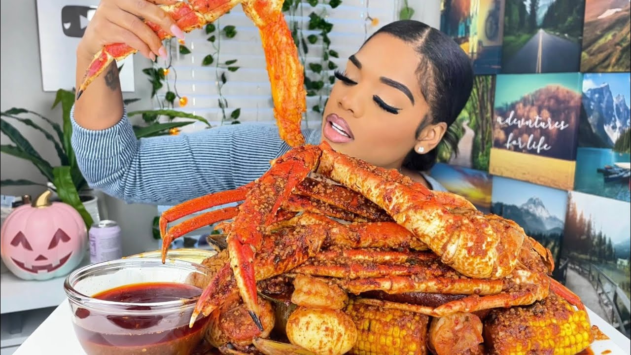 KING CRAB SEAFOOD BOIL MUKBANG | SEAFOOD BOIL MUKBANG| + THE MAN WHO RUINED HALLOWEEN 🎃😳