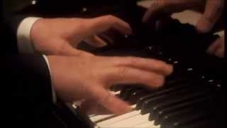 Miniatura del video "Beethoven | Piano Sonata No. 1 in F minor | Daniel Barenboim"