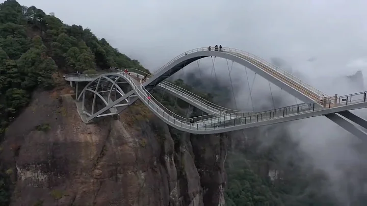 Breathtaking double-deck bridge becomes hot Chinese tourist attraction China's giant glass bridge hi