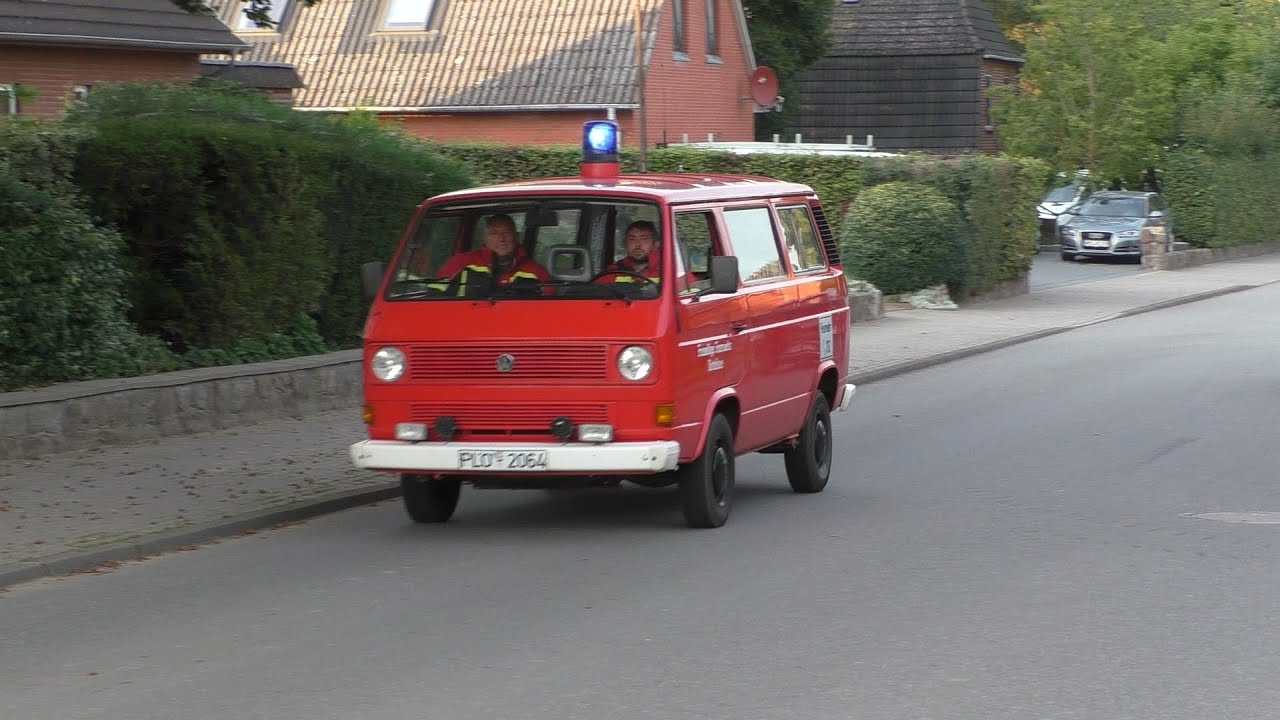 [Sirenenalarm - Feuer auf Bauernhof] Einsatzfahrten Freiwillige Feuerwehren aus dem Kreis Plön