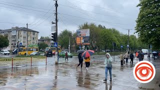 Дощ, парасольки та калабані - дощовий Калуш у квітні | ВІДЕО