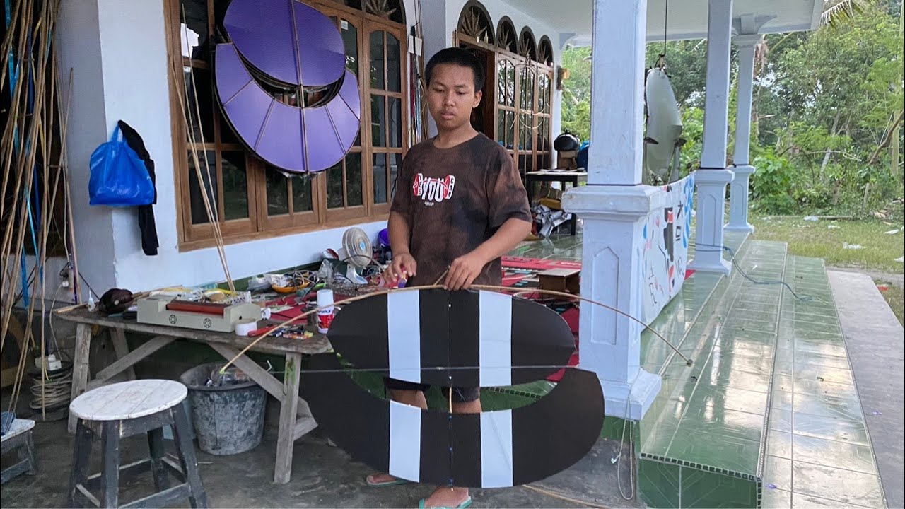 Live Layangan Kecil Mungil seting di samping Rumah Toko Layangan Pak Gendon Blitar