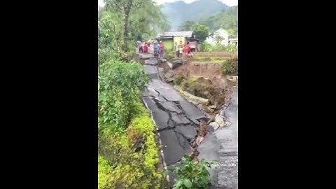 jalan longsor di Desa Penusupan, Kecamatan Rembang Purbalingga(1)