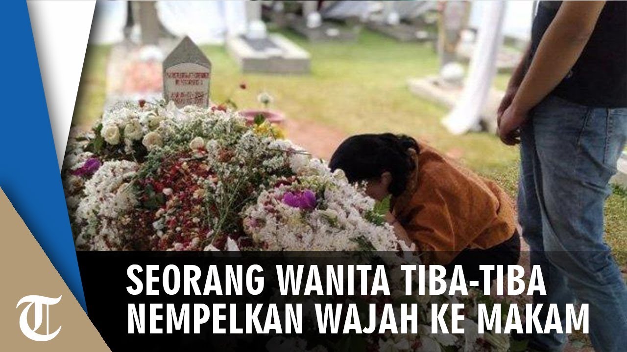 Seorang Wanita Menempelkan Wajah Di Makam Ani Yudhoyono Youtube