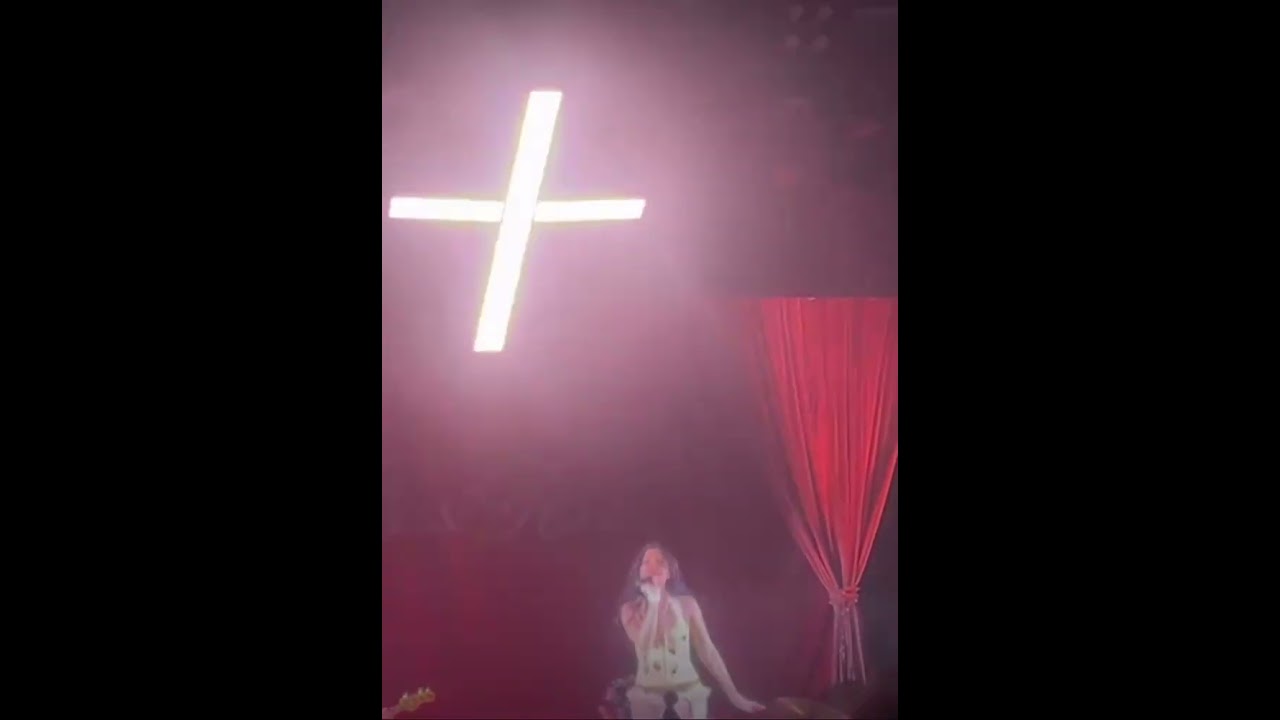 alessi performing ‘imsochillandcool’ tonight in koko, london ! || strwberryhq