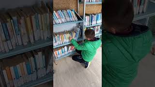 Leo in biblioteca ☝️😉 #libro #libros #biblioteca #bambini
