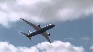 Boeing's 787-9 Dreamliner dazzles over Farnborough Airshow 2014