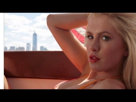 Video: Een Model Van Seksualiteit: De Dochter Van Alec Baldwin In Een Gewaagde Bikini Pronkte Met Een Figuur