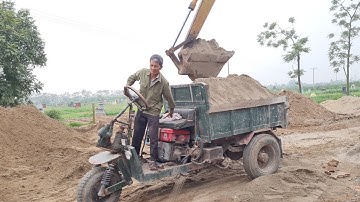 cụ ông 80 tuổi lái công nông 3 bánh || máy xúc múc cát  ||The excavator needs a long sand scoop #3