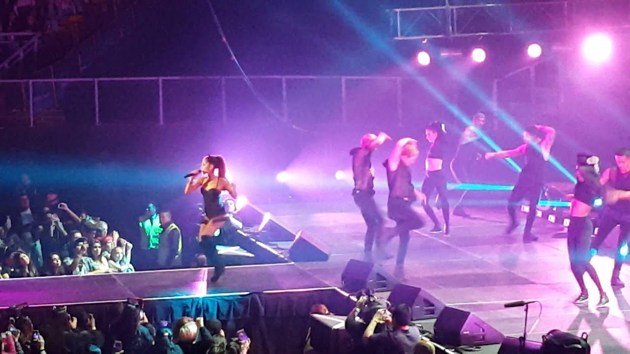 Ariana Grande -  Hands On Me 21/10/2015 @ Movistar Arena