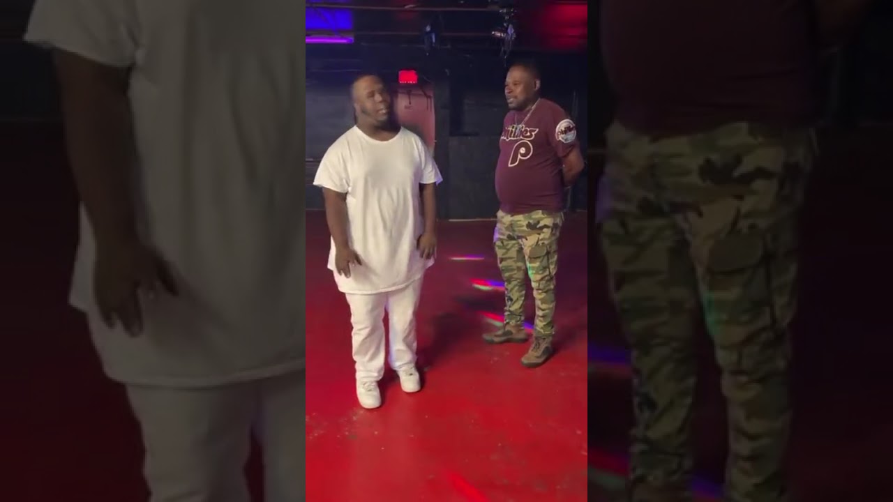 Диджей и Флит болтают в клубе и одновременно отрываются по полной.