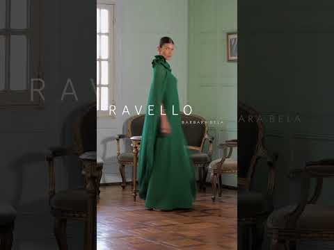 Vestido elegante longo em crepe, de design minimalista e capa em georgette de seda.