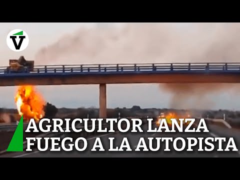 Un agricultor lanza material ardiendo desde un puente a la autovía en Navarra