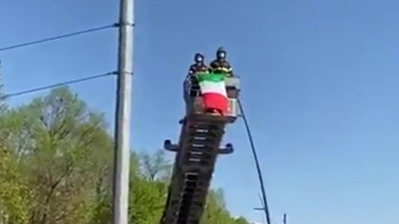 Inno d'Italia e un casco in regalo: il tributo dei vigili del fuoco di Parma al Pronto soccorso
