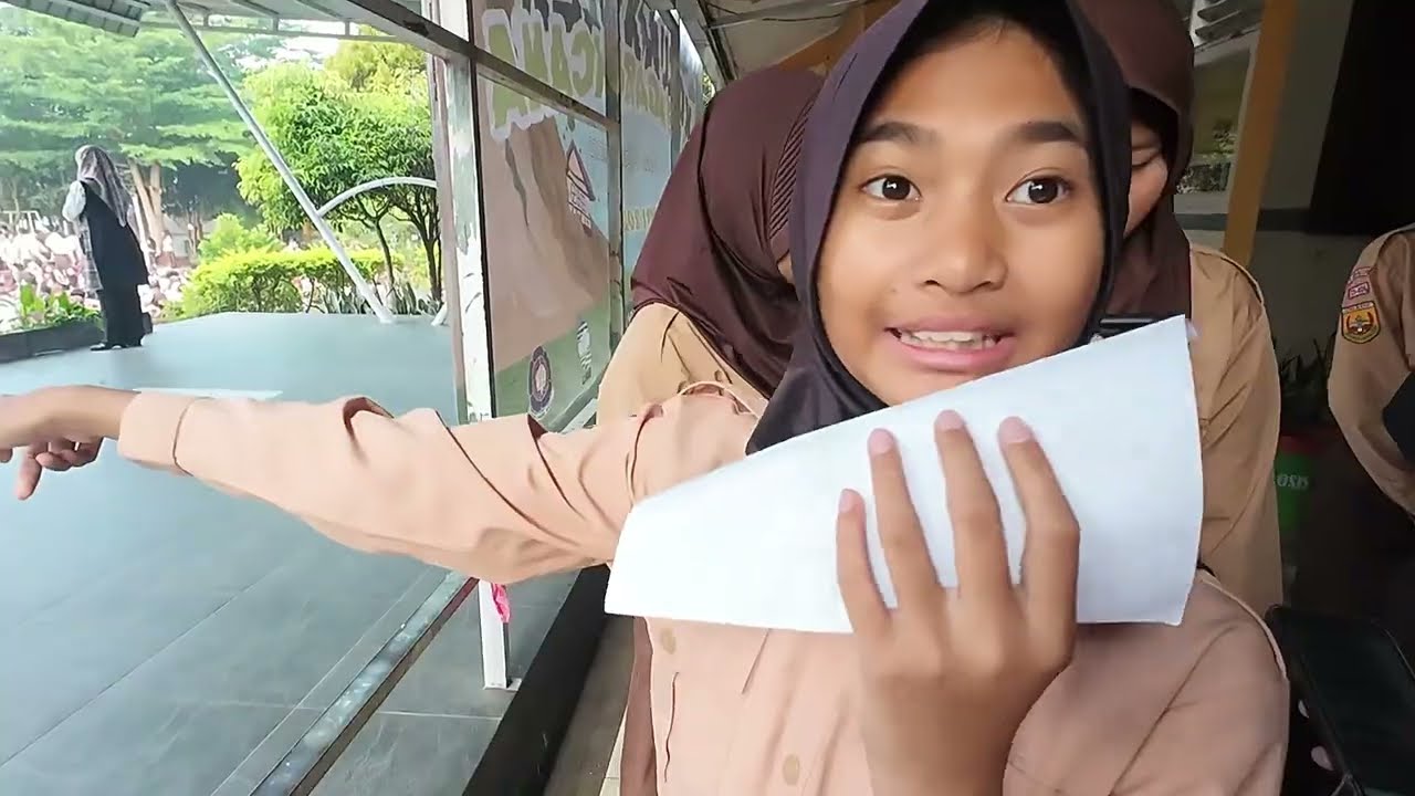 Karena Keren dapat hadiah langsung dari Bu Guru