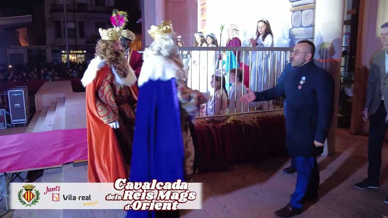 La Cavalcada de Reis reparteix màgia i il·lusió al ritme del tradicional 'Tirorí, tirorí'