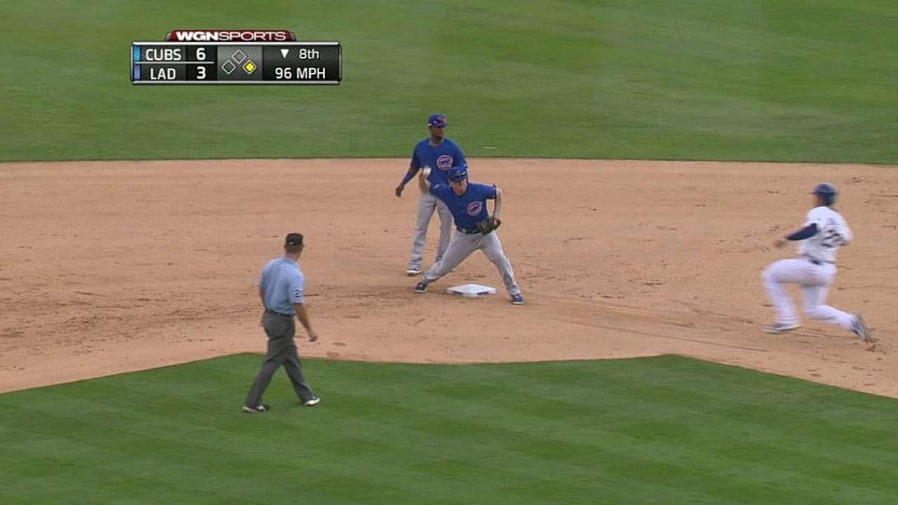CHC@LAD: Valaika starts the inning-ending double play