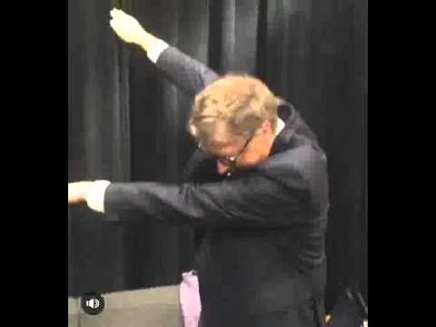 BILL GATES TRIES TO DAB!😂😭