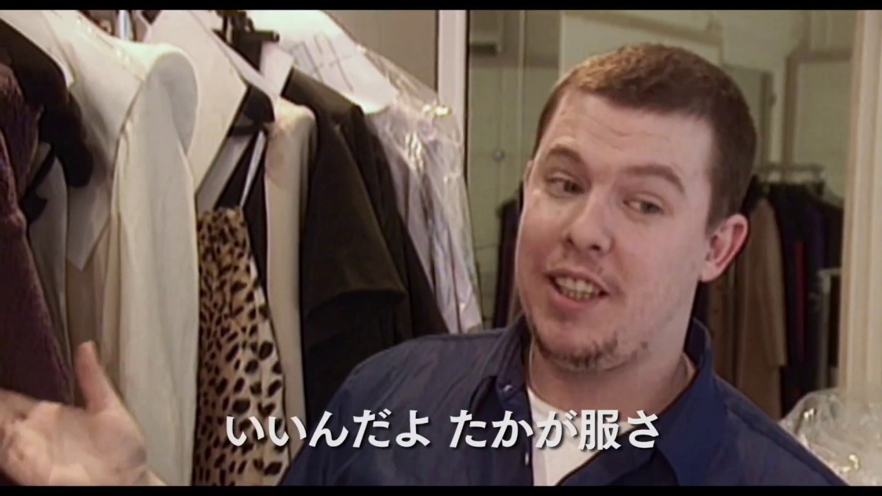 映画『マックイーン:モードの反逆児』本編映像 - YouTube