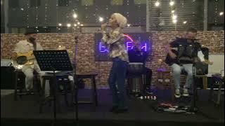 Gamat stage Busk&Food bila Zur Eda nyanyi lagu Kelmarin