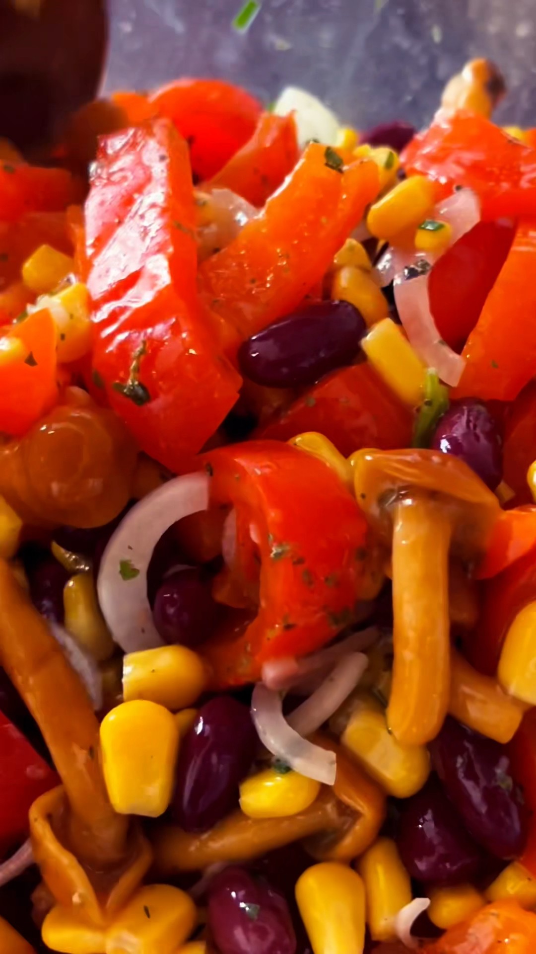 Gegrillte Paprika , Bohnen,Mais, Pfifferlinge Salat . Passt wunderbar ...