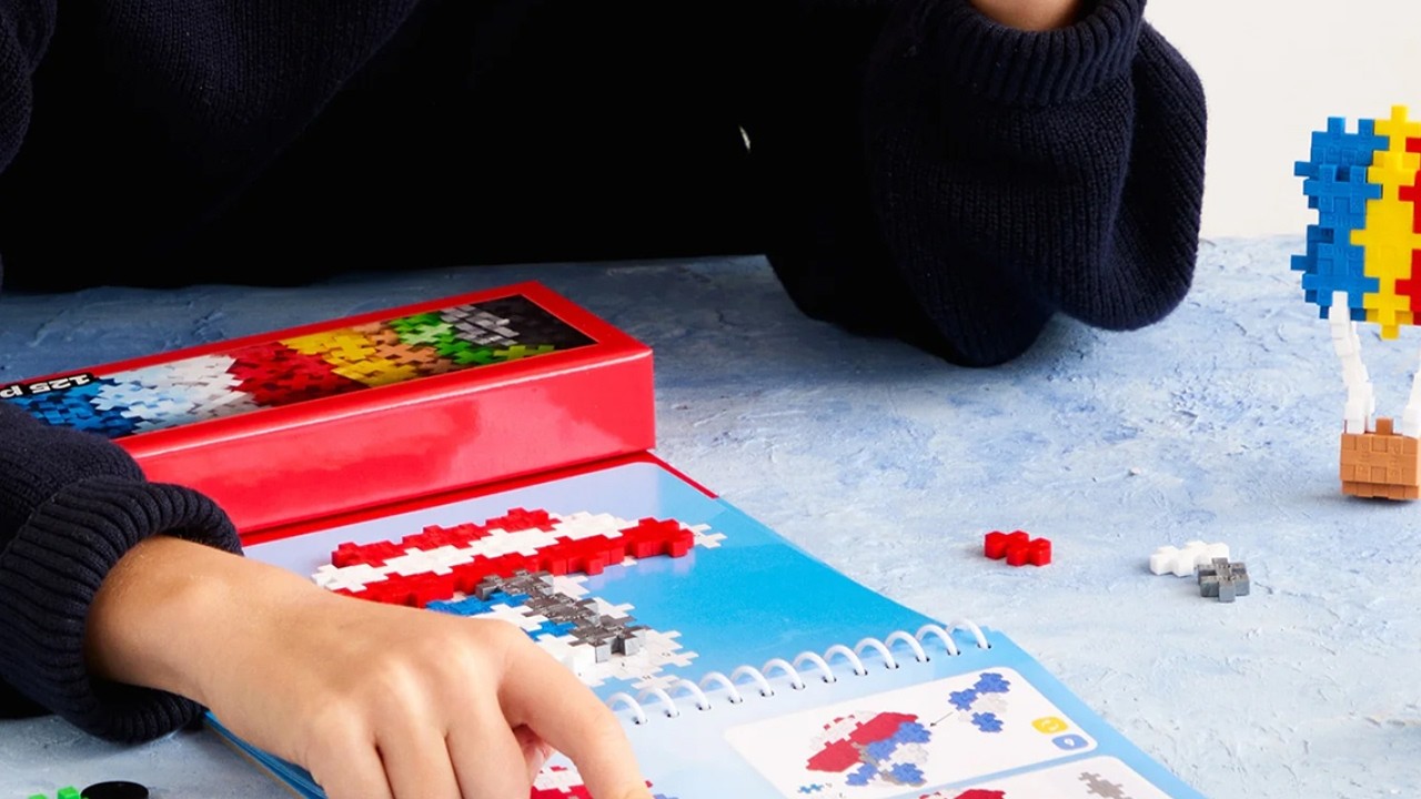 Snap together your own transport fleet! - Plus Plus Space Activity Pad