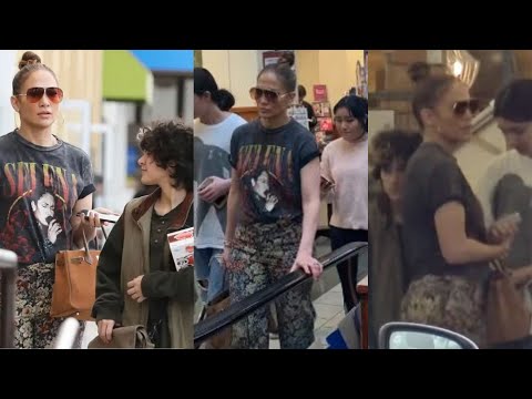 Jennifer Lopez Wore Selena T-Shirt While She Step Out Shopping With Sister Lynda Lopez With Kids.