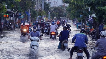 Triều cường TPHCM bao ngập