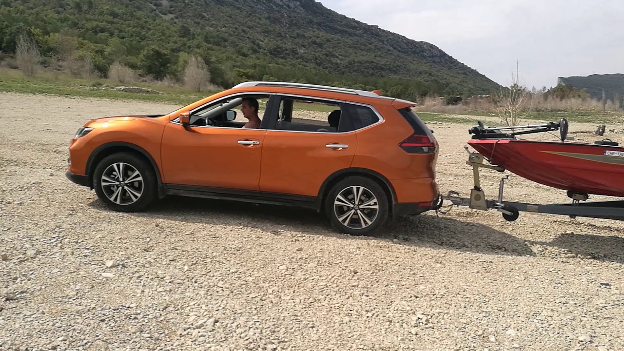 Nissan X-Trail 4x4i dragging Bass Boat