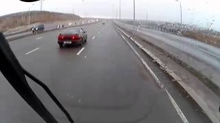 Алматы. Маневрирование без поворотников. Открытые люки на дороге 20150213 0844