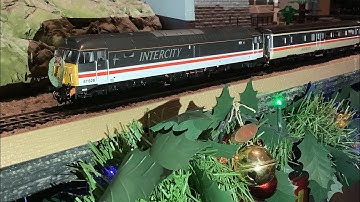 The BACHMANN is, (New Tool) Class 47 INTERCITY SWALLOW No.47828 with *THE CHRISTMAS INTERCITY*.