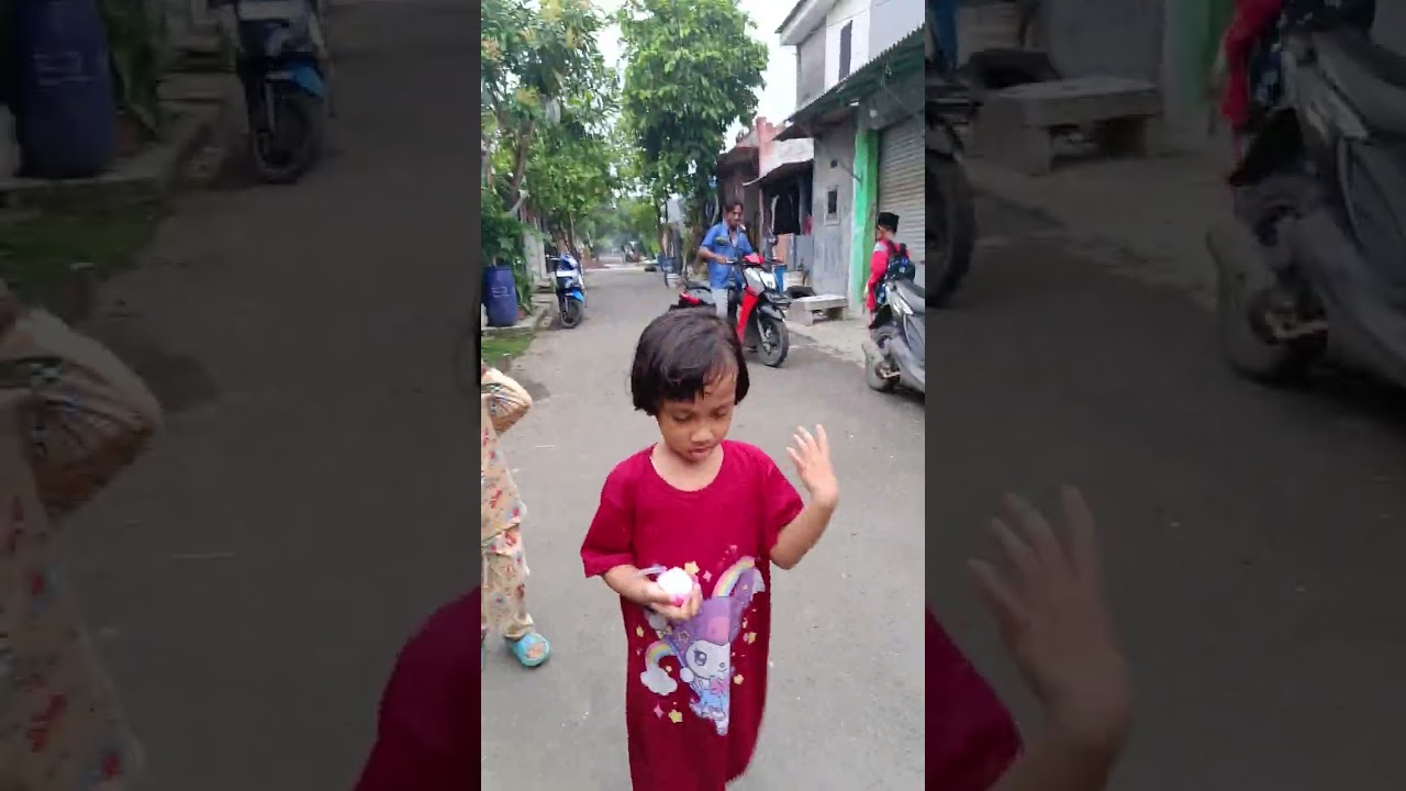 Pulang kerumah habis Jalan-jalan pagi ya guys