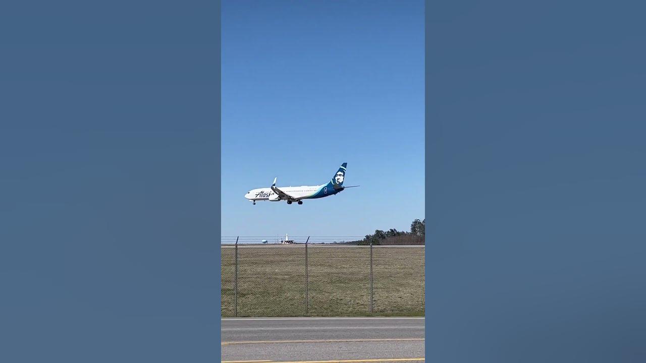 Alaska Airlines Boeing 737900ER Arriving BWI Airport shorts 