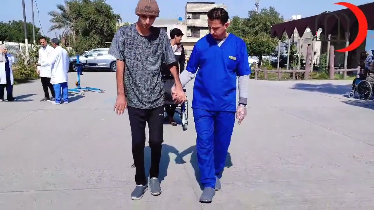 مستشفى ابن القف يواصل تأهيل احد مرضاه الراقدين والمصاب بشلل الأطراف الاربعة الغير كامل