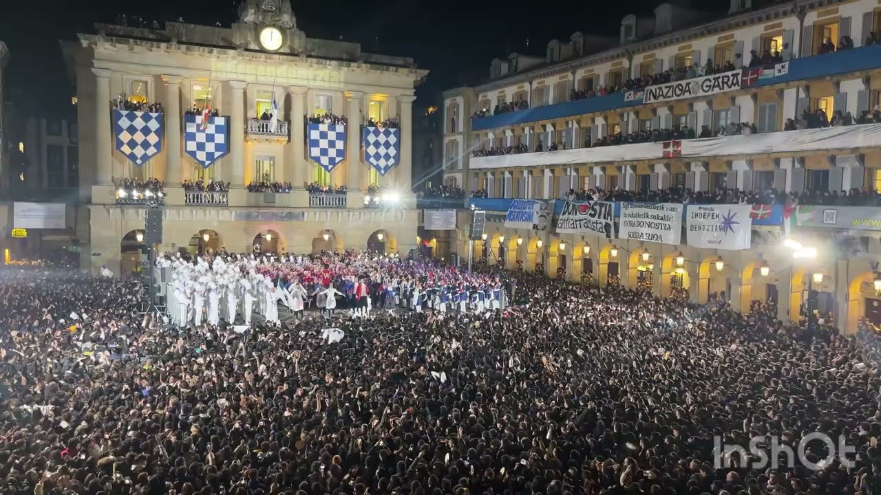 Marcha de San Sebastián 2025 Izada de La Bandera desde la plaza de la Constitución