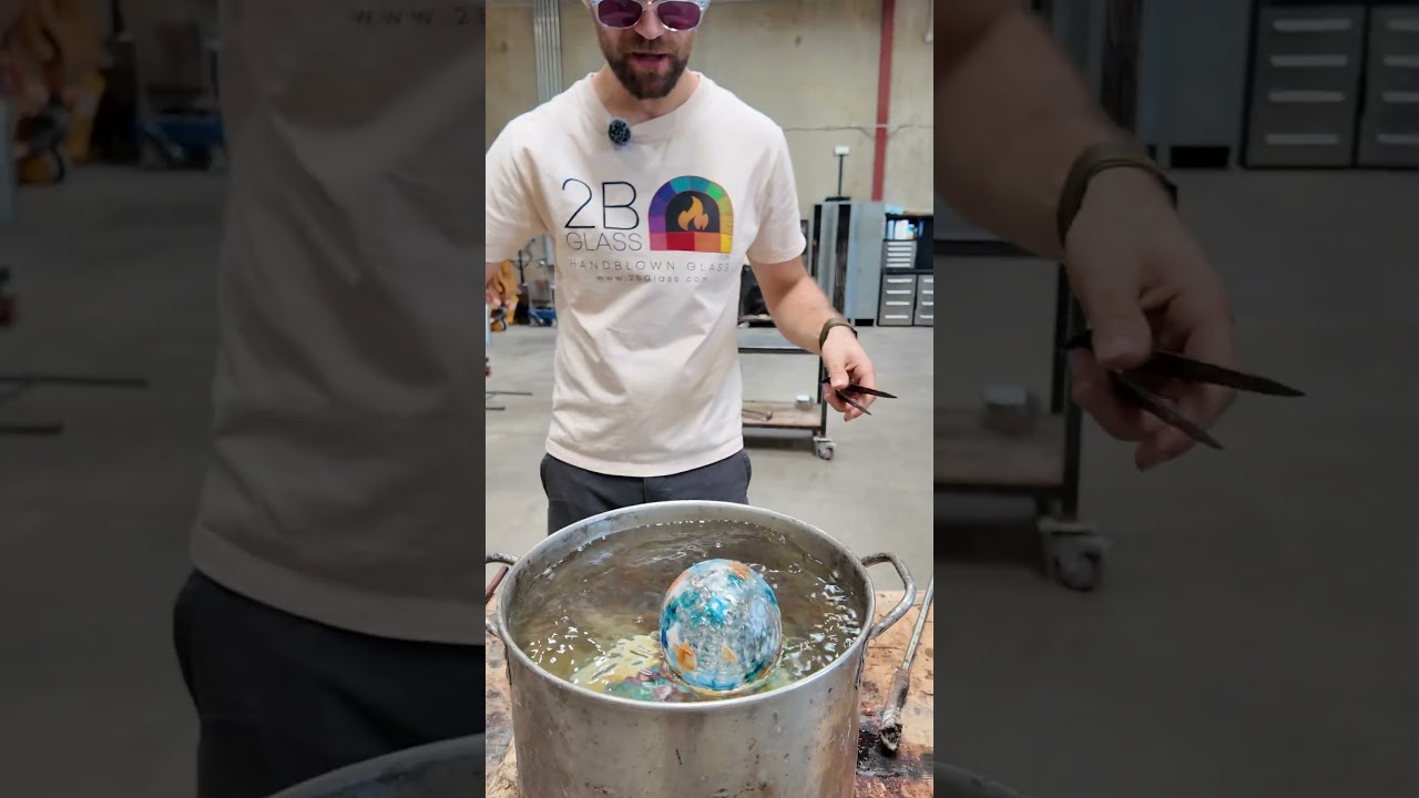 "Can You Tell Which One’s 1000°?" #glassblowing #disposableglasscraft #satisfying #diy