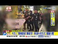 醉男大街上"隨機要錢"遭警狂壓! 騎士闖燈遭"貨車撞飛"│中視新聞 20260718