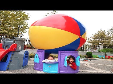 Öykü'nün Evinin Çatısına Top Düştü Uçan Balona Dönüştü! Funny Kids Video