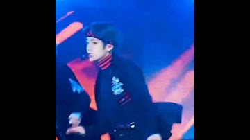 Jisoo copying tae