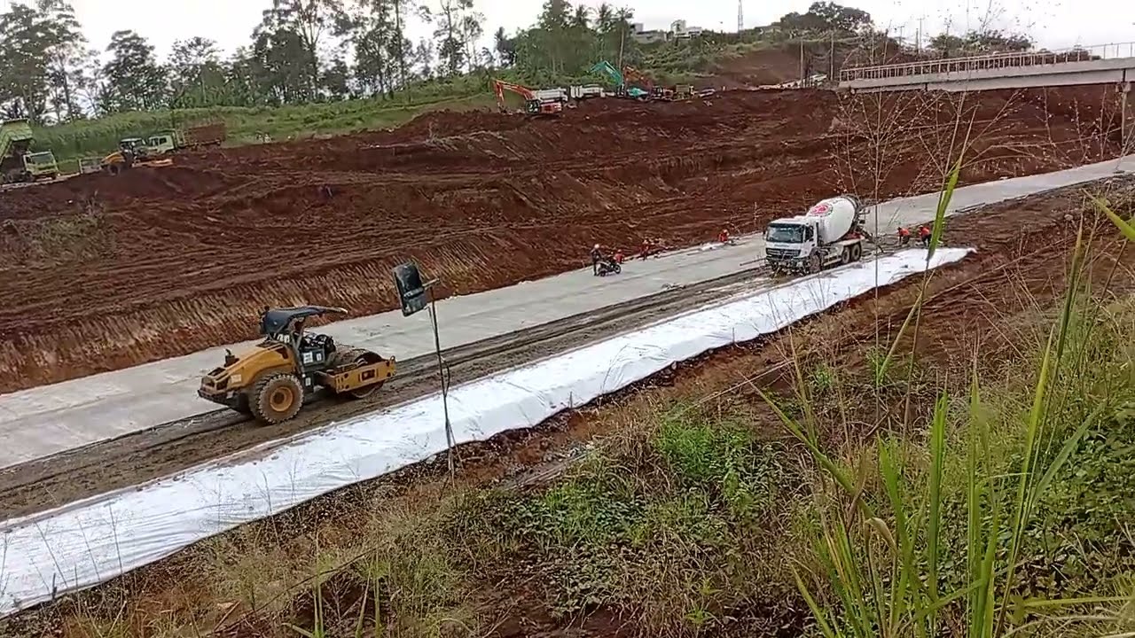 Pantauan Tol bocimi 3 menjelang Pungsional mudik lebaran. 