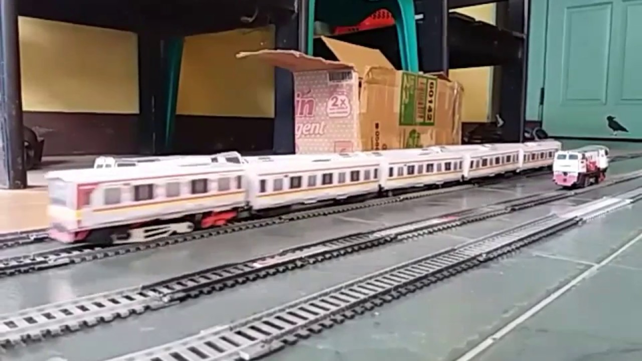 Momen Langka Kereta Api Jarak Jauh Kajj Disusul Krl Skala Ho Youtube